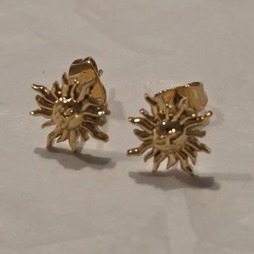 New Gold Ss Petite Sol Stud Earrings Sun